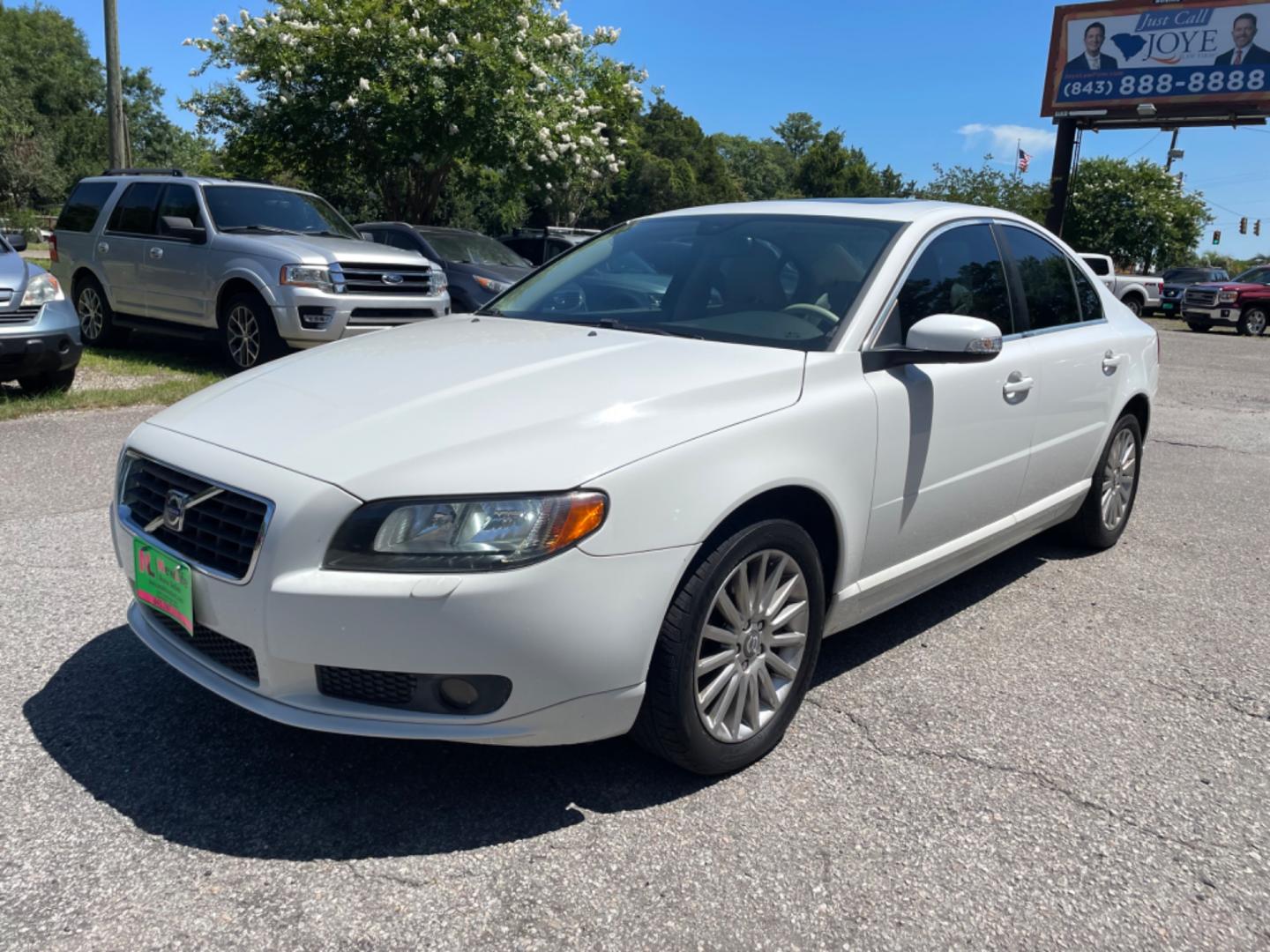 2007 WHITE VOLVO S80 3.2 (YV1AS982X71) with an 3.2L engine, Automatic transmission, located at 5103 Dorchester Rd., Charleston, SC, 29418-5607, (843) 767-1122, 36.245171, -115.228050 - Clean CarFax (no accidents reported!) Comfortable & Spacious interior with Leather, Sunroof, CD/AUX/AM/FM, Dual Climate Control, Power Everything (windows, locks, seats, mirrors), Heated Seats, Push Button Start, Keyless Entry, Alloy Wheels. Local Trade-in!! 129k miles Located at New Life Auto Sale - Photo#2